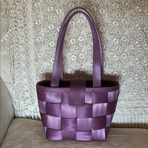 Harvey’s Original seatbelt weave tote handbag purple footed heart lining